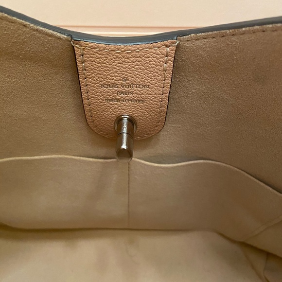 COPY - Louis Vuitton-Lockme Hobo AUTHENTIC - Picture 13 of 17